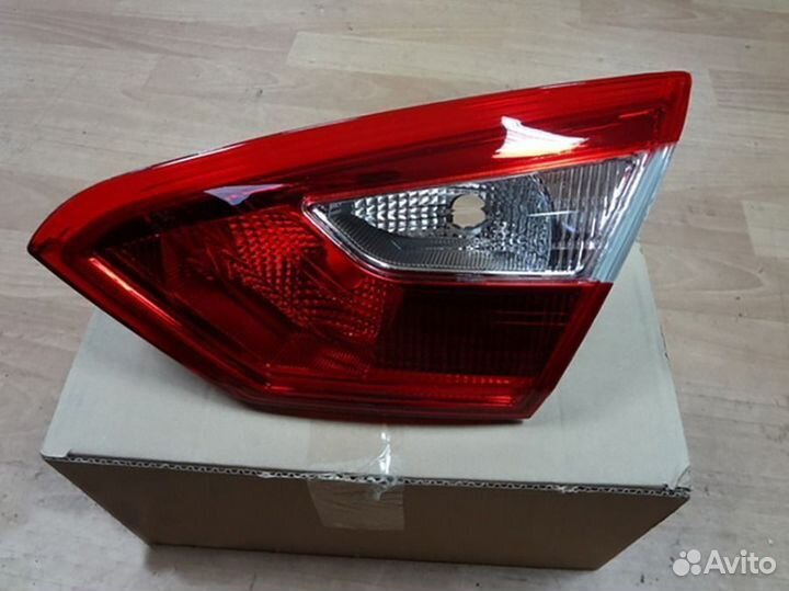 Фонарь задний правый внутренний Форд Фокус 3 Седан