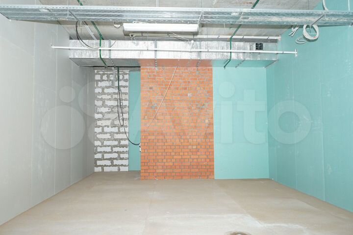 Торг. помещ. 60,61 м² на 1-м эт. ТЦ у метро