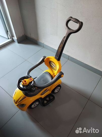 Машинка каталка с родительской ручкой