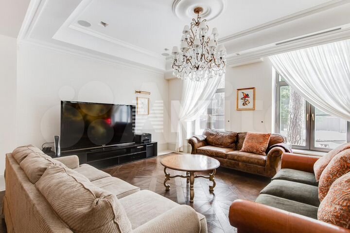 Дом 850 м² на участке 32 сот.