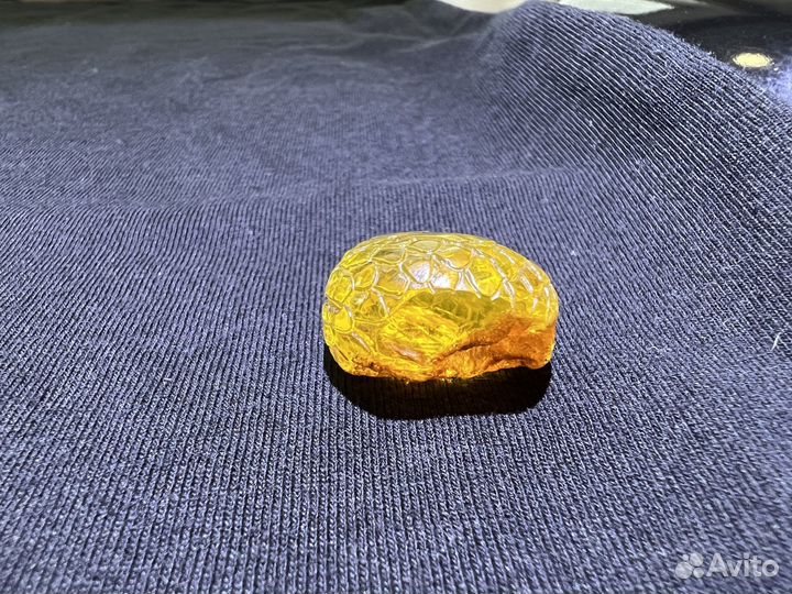 Голова змеи из балтийского янтаря