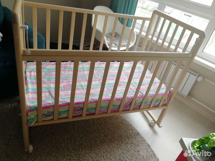 Детская кроватка с маятником