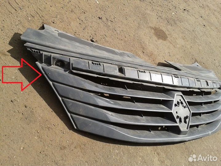 Логан 2010-2014 год б/у решетка радиатора
