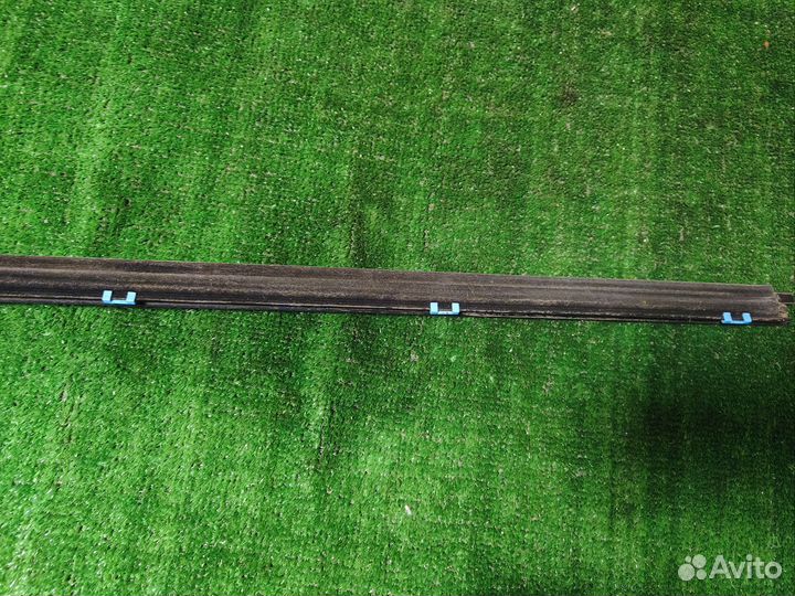 Молдинг стекла nissan sunny N16