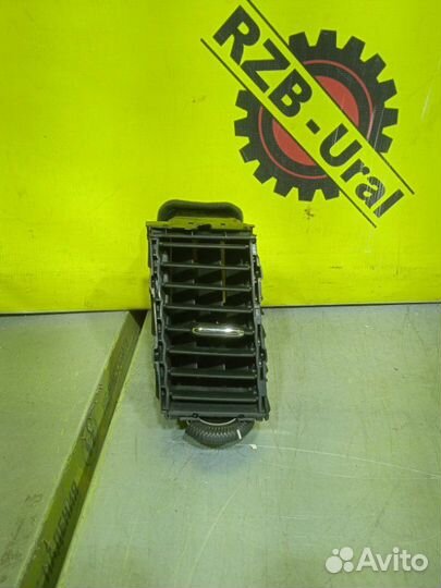 Дефлектор воздушный передний левый Nissan Patrol