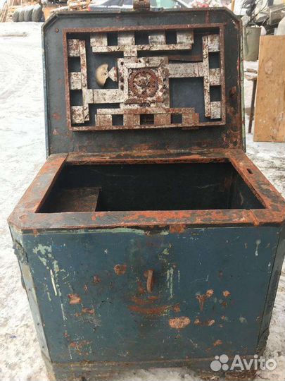 Старинный сейф.полковая касса
