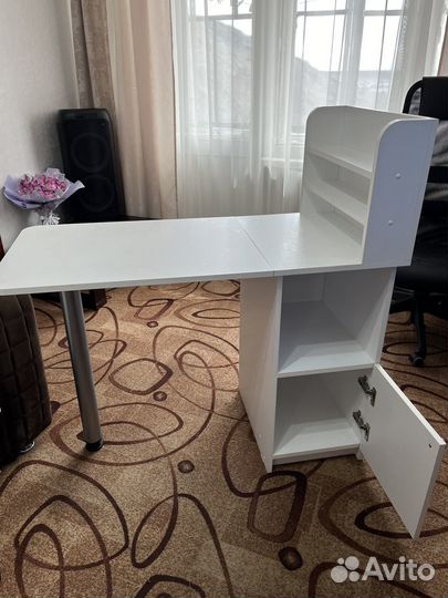 Маникюрный столик