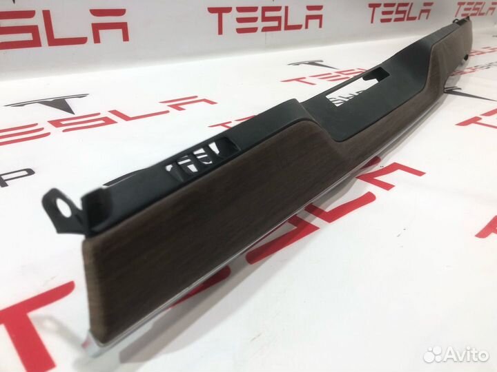 Декоративная накладка торпедо верхняя Tesla
