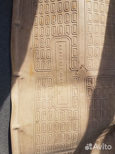 Автомобильные коврики в багажник