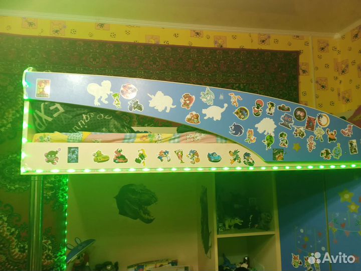 Детская кровать чердак со столом и шкафом 2 штуки