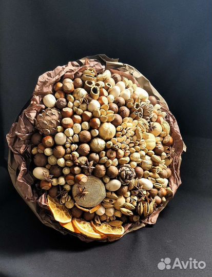 Букет из орехов