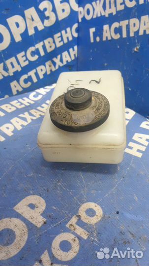 Бачок для тормозной жидкости. Toyota Noah минивен