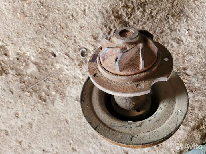 Помпа на mercedes 123