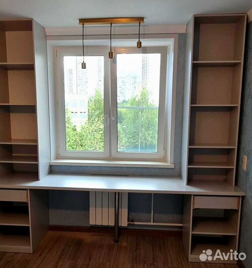 Детская рабочая зона у окна