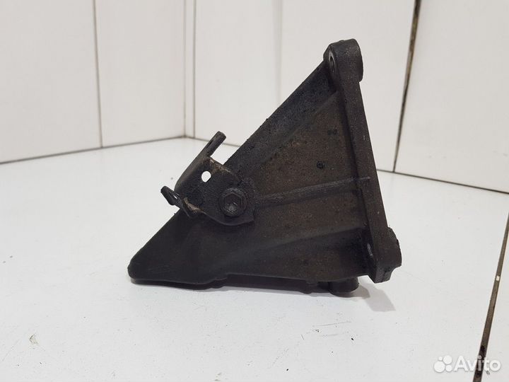 Кронштейн опоры двигателя левый