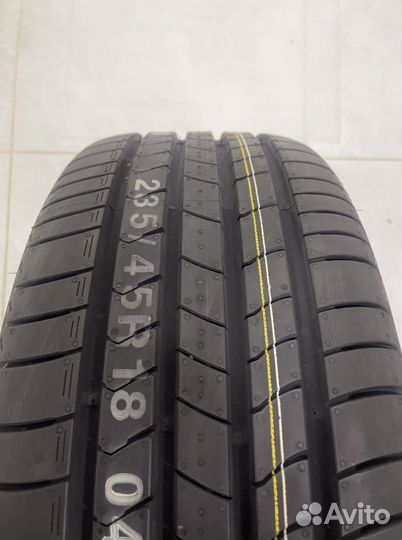 Kumho Ecsta HS51 235/45 R18 94V