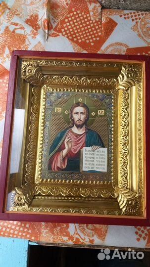 Иконы в деревянной рамке под стеклом