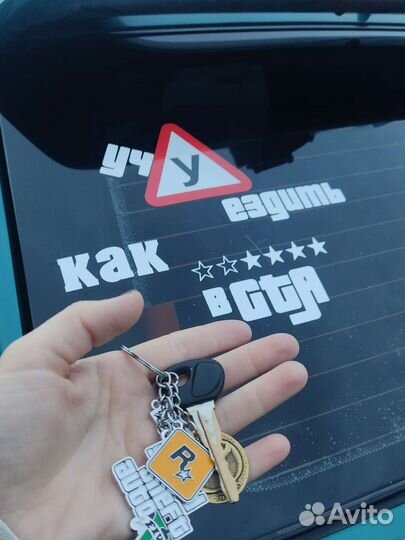 Инструктор по вождению, девушка. МКПП