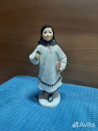 Фарфоровая статуэтка Якутка с цветком, книгой СССР