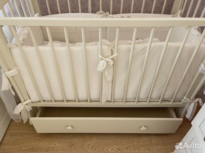 Детская кроватка с маятником