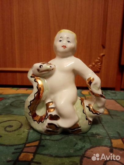 Фарфоровая статуэтка мальчик со змеей