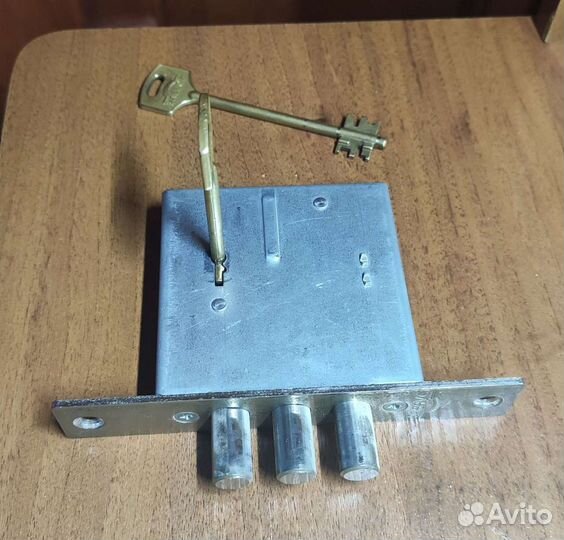 Замок дверной