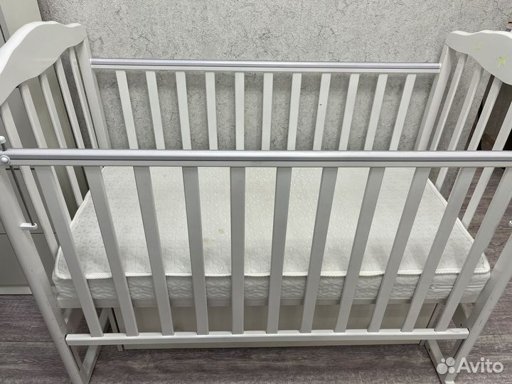 Детская кроватка с маятником и ящиком