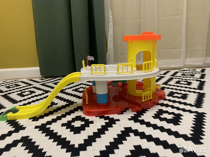 Трек парковка с лифтом