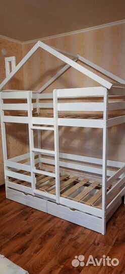 Двухъярусная кровать домик