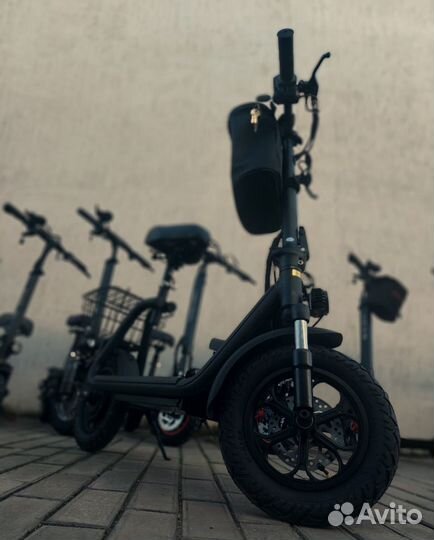 Электросамокат с корзинкой