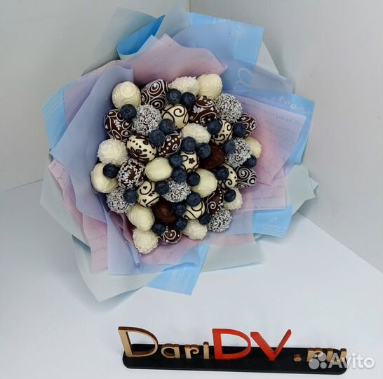 Клубничный в белом и тёмном шоколаде с голубикой а