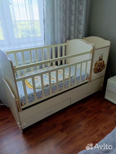 Детская кроватка с маятником и ящиком
