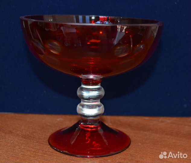 Стеклянная конфетница (крашенное стекло )