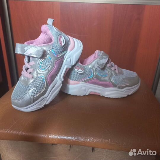 Кроссовки для девочки 23,26,27 размеры