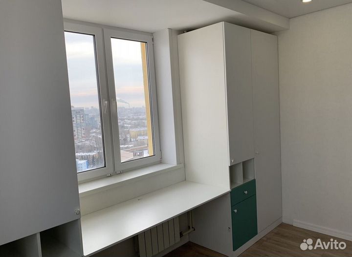 Стол у окна, рабочее место и шкафы под заказ