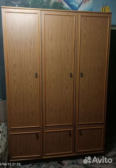Шкаф платяной