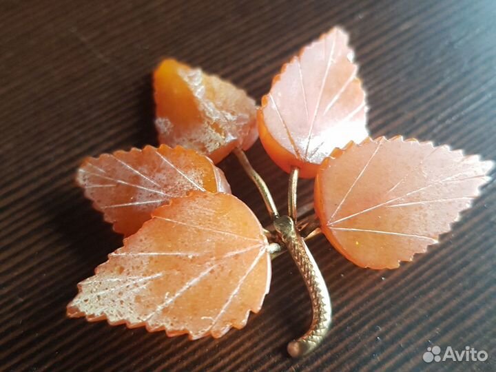 Брошь старинная янтарь