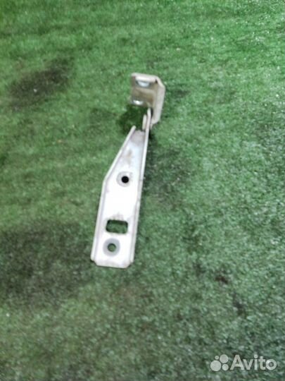 Петля капота правая Volkswagen Golf 4 AKL 1999