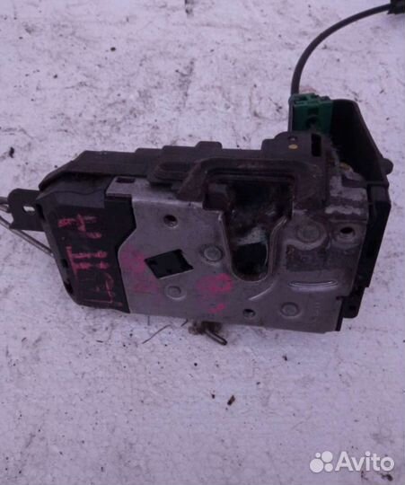 Opel Zafira B обшивки крышки багажника