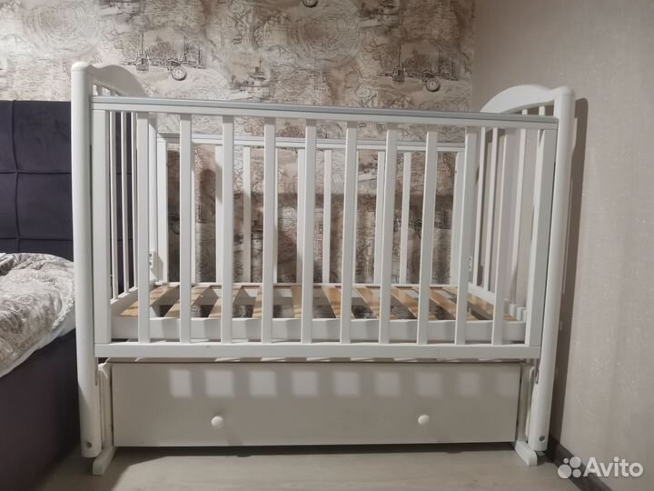 Детская кроватка с продольным маятником