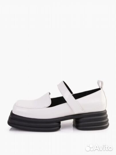 Белые лакированные туфли