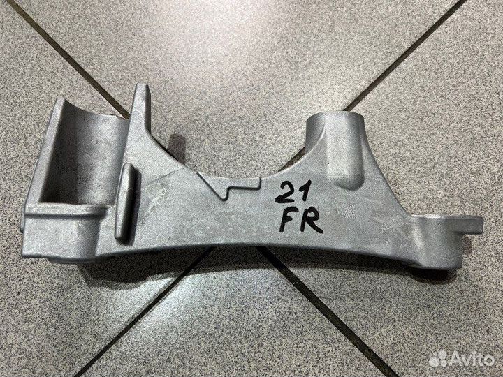 Кронштейн подушки двигателя передний правый Toyota