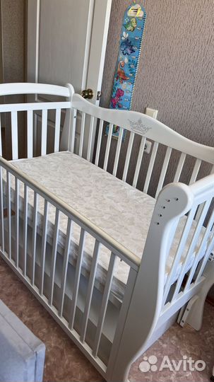 Детская кроватка с маятником и ящиком