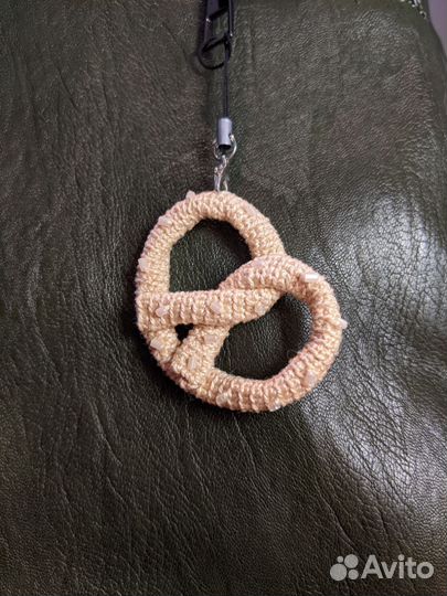 Брелок, обвес на сумку вязаный крендель