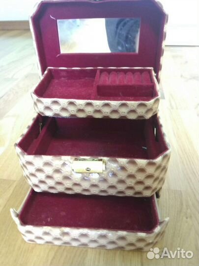 Шкатулка для украшений и косметики