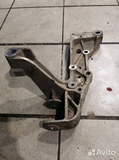 Кронштейн подрамника правый Audi А3 8P BVZ 2 2006