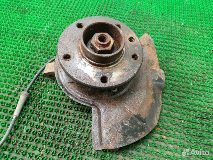 Кулак поворотный передний правый Opel Omega B