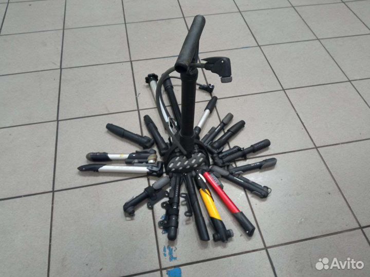 Багажникы + насосы + замки из сумки для велосипеда