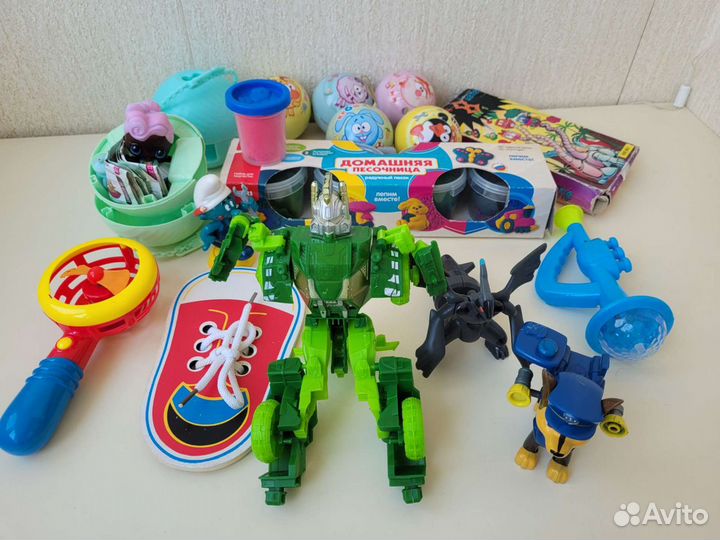Игрушки:LOL, Бизиборд, дудка, трансформер, песок
