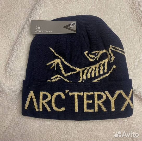 Зимняя шапка Arcteryx бежевая